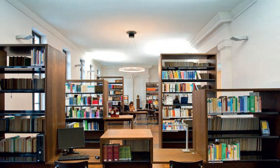 Інтер’єр європейської бібліотеки з гомеопатії в кьотені (Фото: Michael Uhlmann © IBA-Büro GbR)