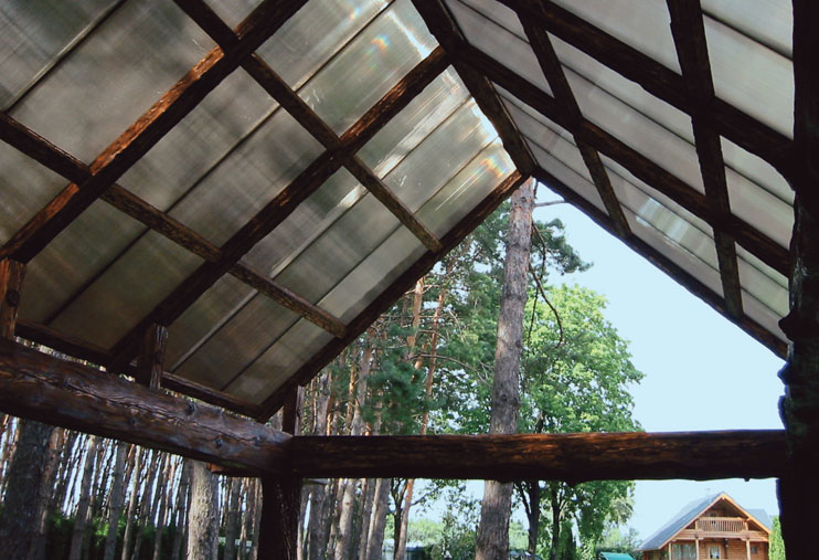Деревянный каркас послужит хорошей основой для светопрозрачной крыши навеса (Фото: ВИШНЕВЫЙ САД ПЛЮС)