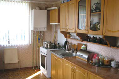 Просторная кухня вместила все необходимое оборудование, включая двухконтурный отопительный котел (Фото: Ростислав Демидович)