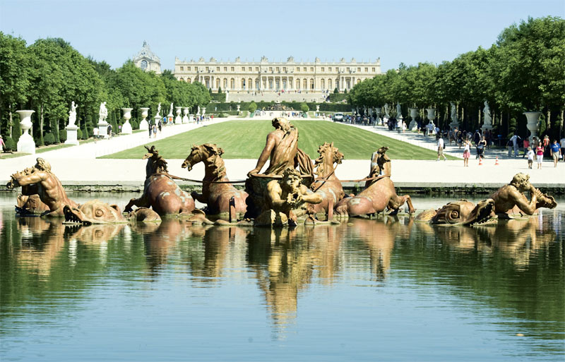 Главная ось Версаля также устремлена от дворца за горизонт