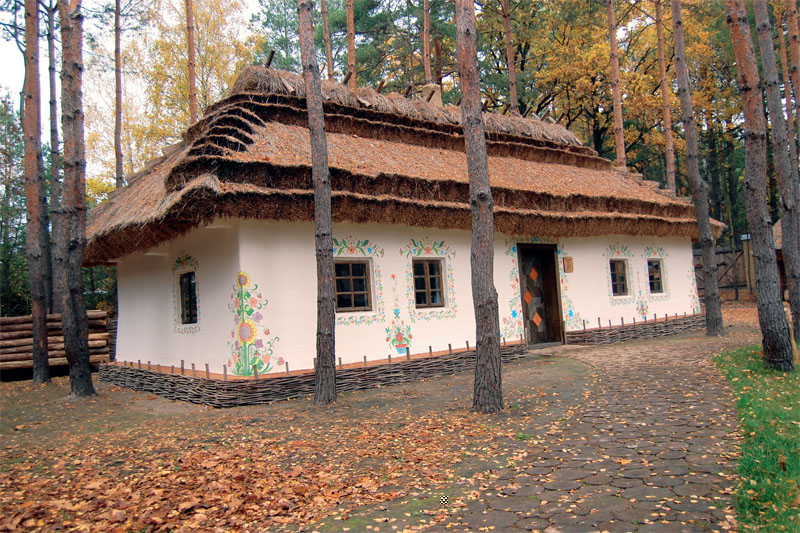 Большие и просторные хаты с диковинными узорами типичны для Подольского края