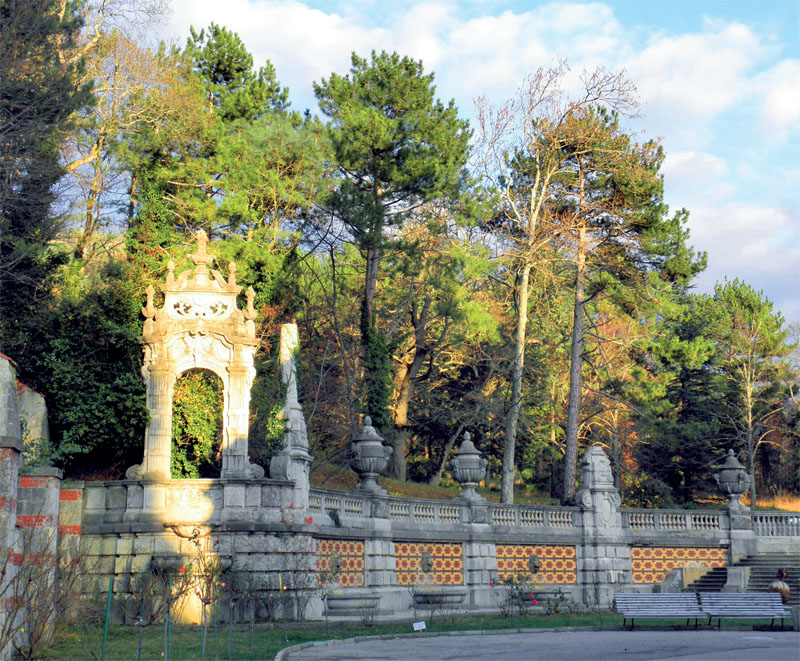 Забор, которым огорожен дворец (Фото: Екатерина Кузнецова, Евгений Кривенко)