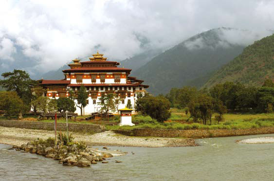 В королевстве Бутан в Гималаях счастье является валовым внутренним продуктом уровня общегосударственного значения