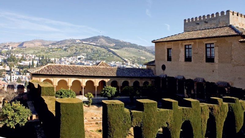 Красивое здание и ландшафт древнего Дворца Альгамбры в Испании