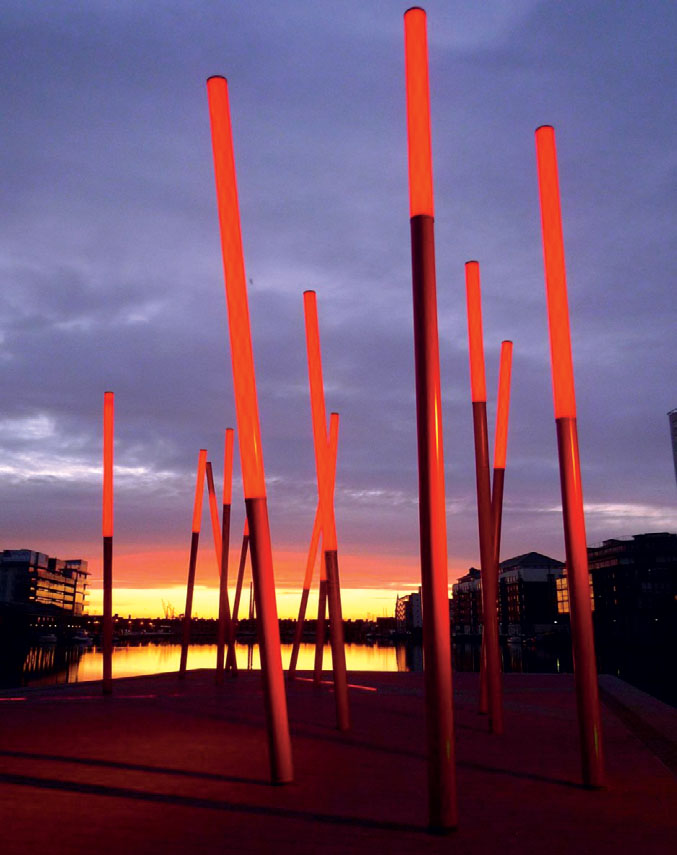 Светящиеся «колонны» на площади Граед Кэнел, Дублин (Ирландия). Бюро Martha Schwartz Partners