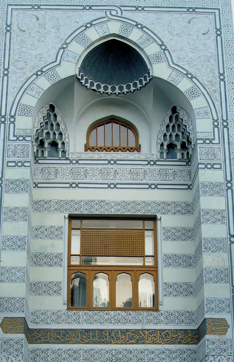 Над парадным входом в здание дворца сохранилась арабская вязь — строка из Корана: «Да благословит Аллах входящего». (Фото: Павел Машков)