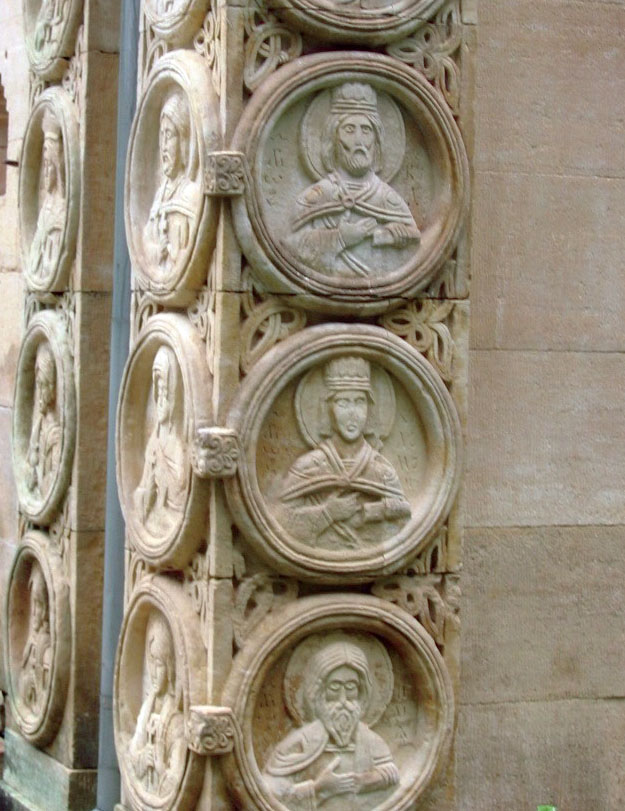 На стенах храма — розетки-медальоны с изображениями святых, покровителей рода Харитоненко