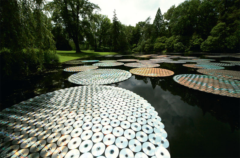 В рамках персональной выставки в садах Лонгвуд под Балтимором художник Брюс Мунро создал остроумную инсталляцию «Кувшинки» из CD-дисков