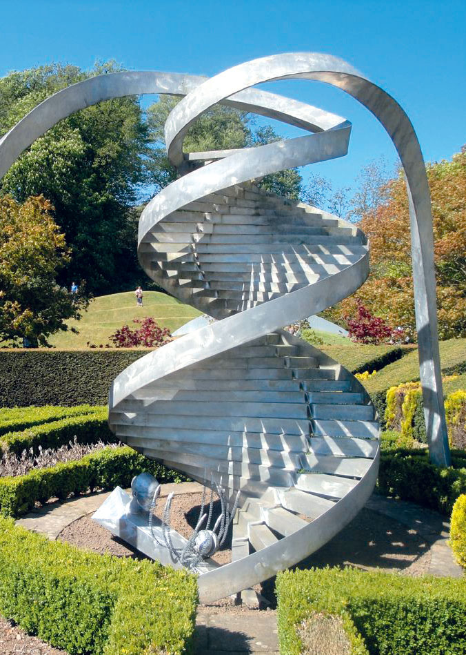 Скульптура в форме ДНК в парке Космических Размышлений