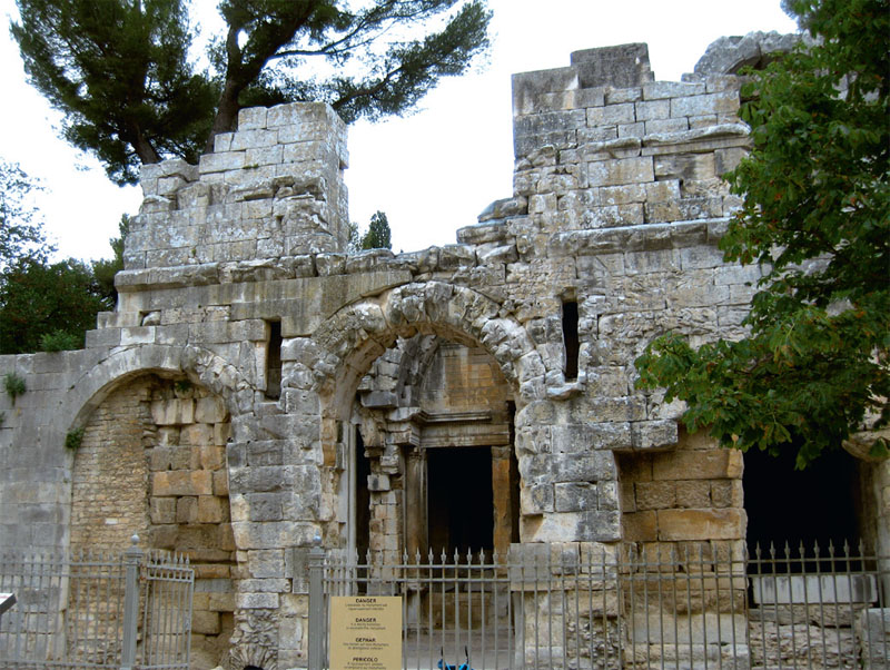 Храм Діани – самий таємничий пам'ятник Німа. Наукові суперечки з приводу його первісної функції не закінчилися і досі… 16 століть він був недоторканий, завдяки тому, що тут розташовувався монастир