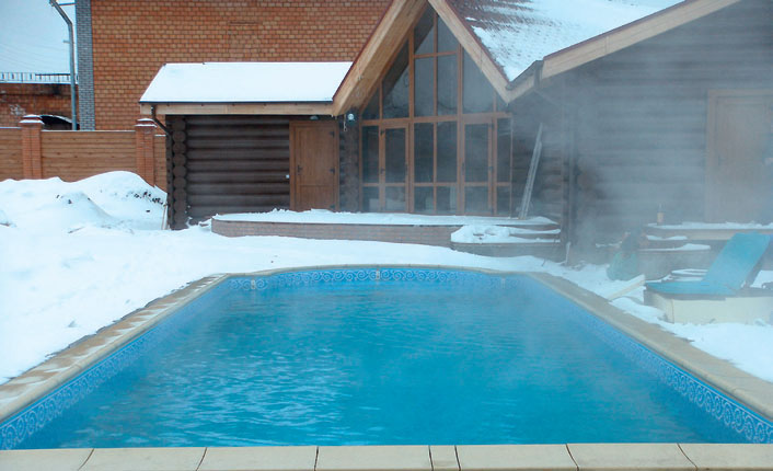 Открытый бассейн можно эксплуатировать зимой, если оборудовать его элементами обогрева воды (Фото: компания Водный мир)