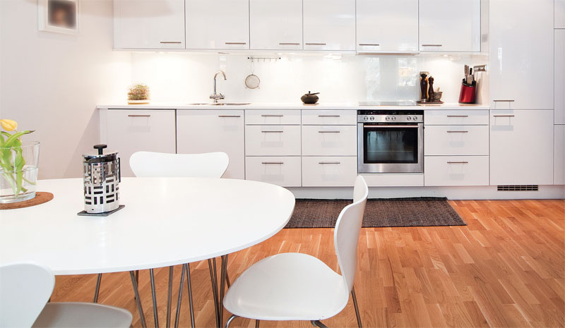 Дизайнерский стол на кухне может стать изюминкой интерьера