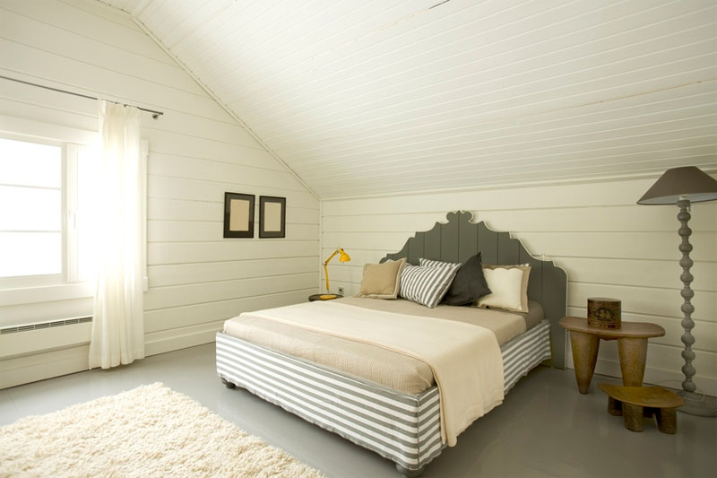 Белая мансардная спальня